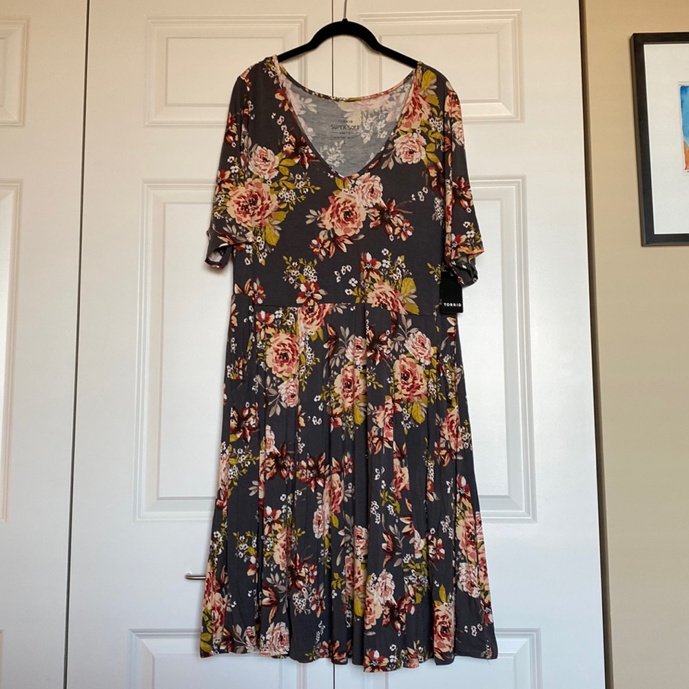 Torrid Floral Grey V-neck Dress Size 1 (14/16)